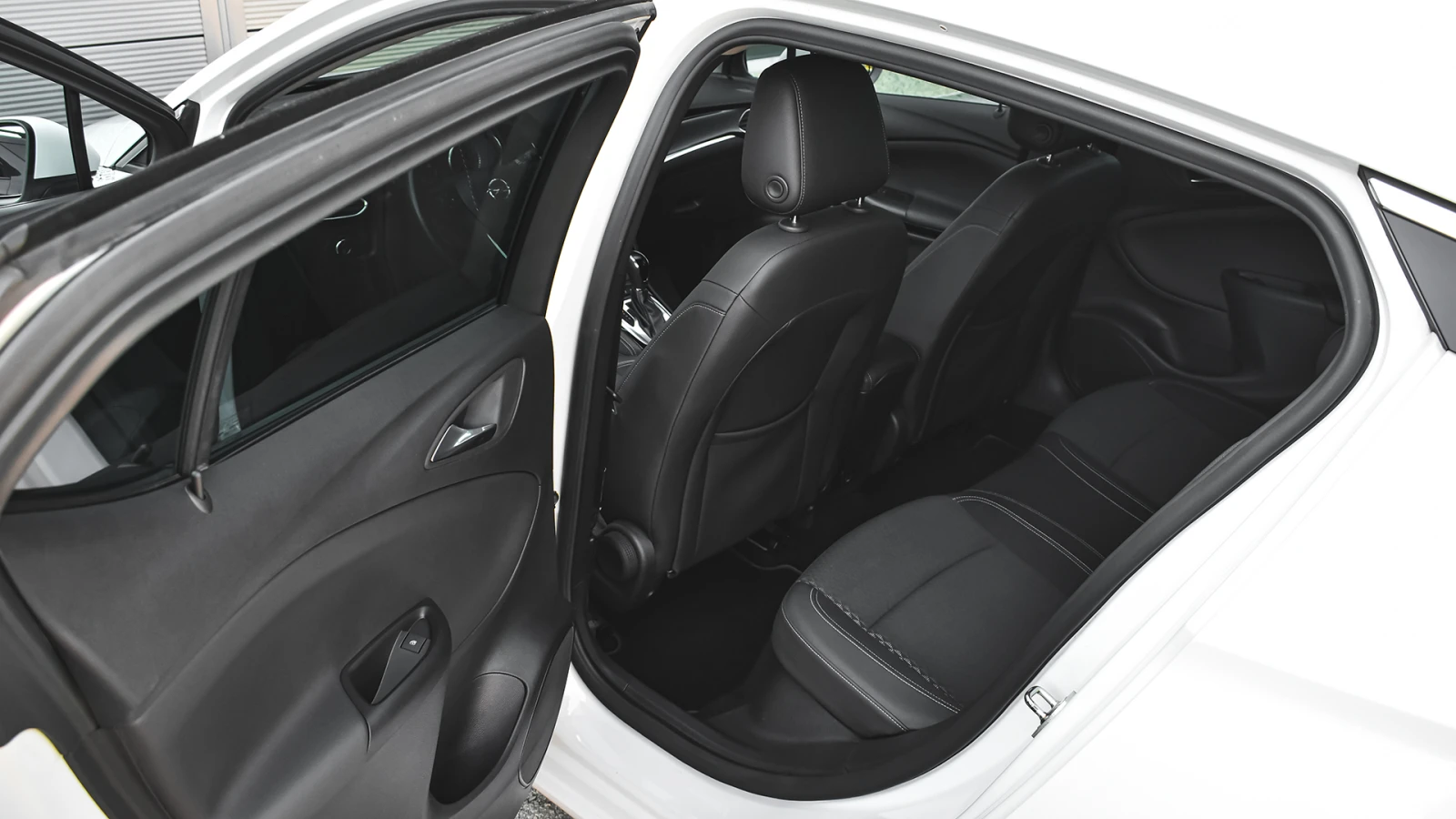 Opel Astra 1.6 CDTi Innovation Automatic - изображение 9