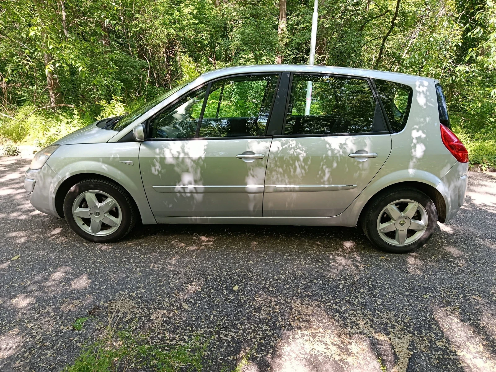 Renault Scenic ГАЗ 1.6 16V НАПЪЛНО ОБСЛУЖЕН ВСИЧКО ПЛАТЕНО  - изображение 2