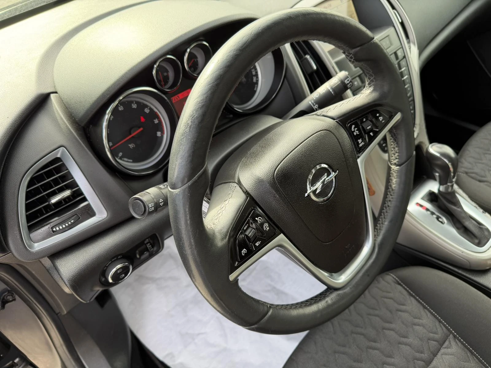 Opel Astra 1.6t/170k.c автоматик - изображение 8