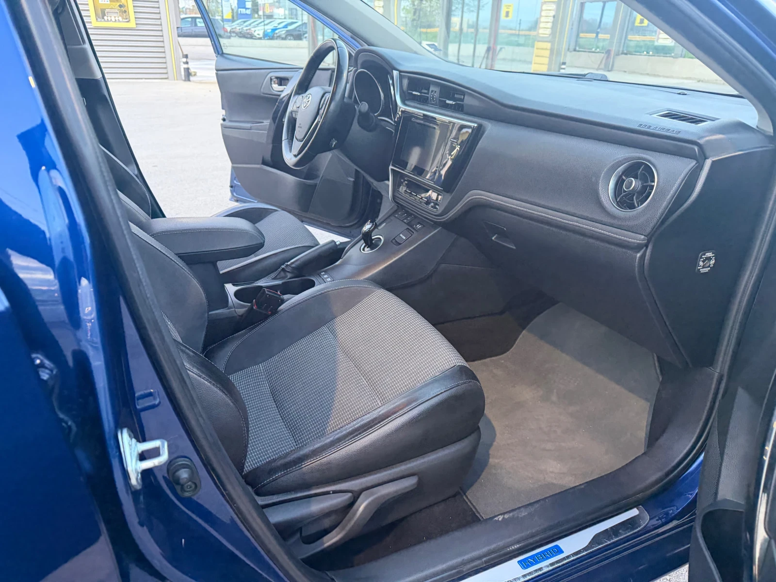 Toyota Auris  1.8 Hybrid Lounge, снимка 12 - Автомобили и джипове - 54151438