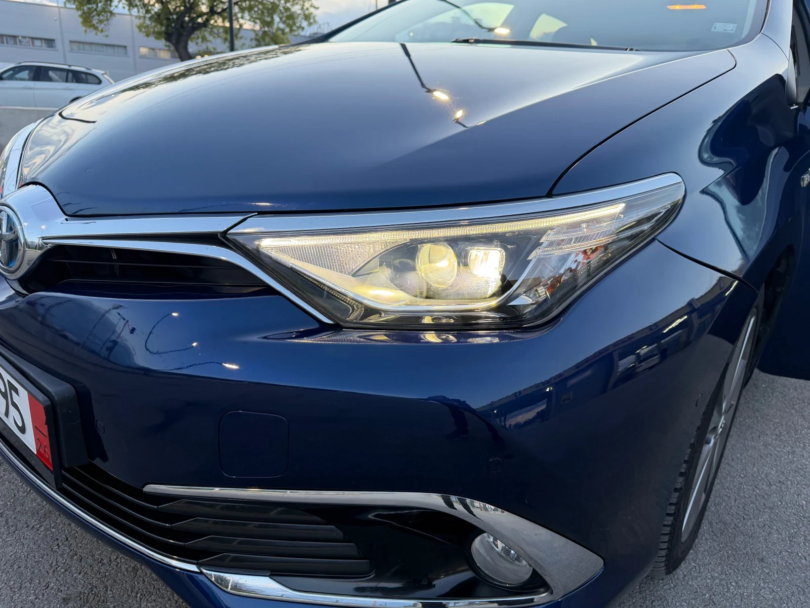 Toyota Auris  1.8 Hybrid Lounge, снимка 15 - Автомобили и джипове - 54151438