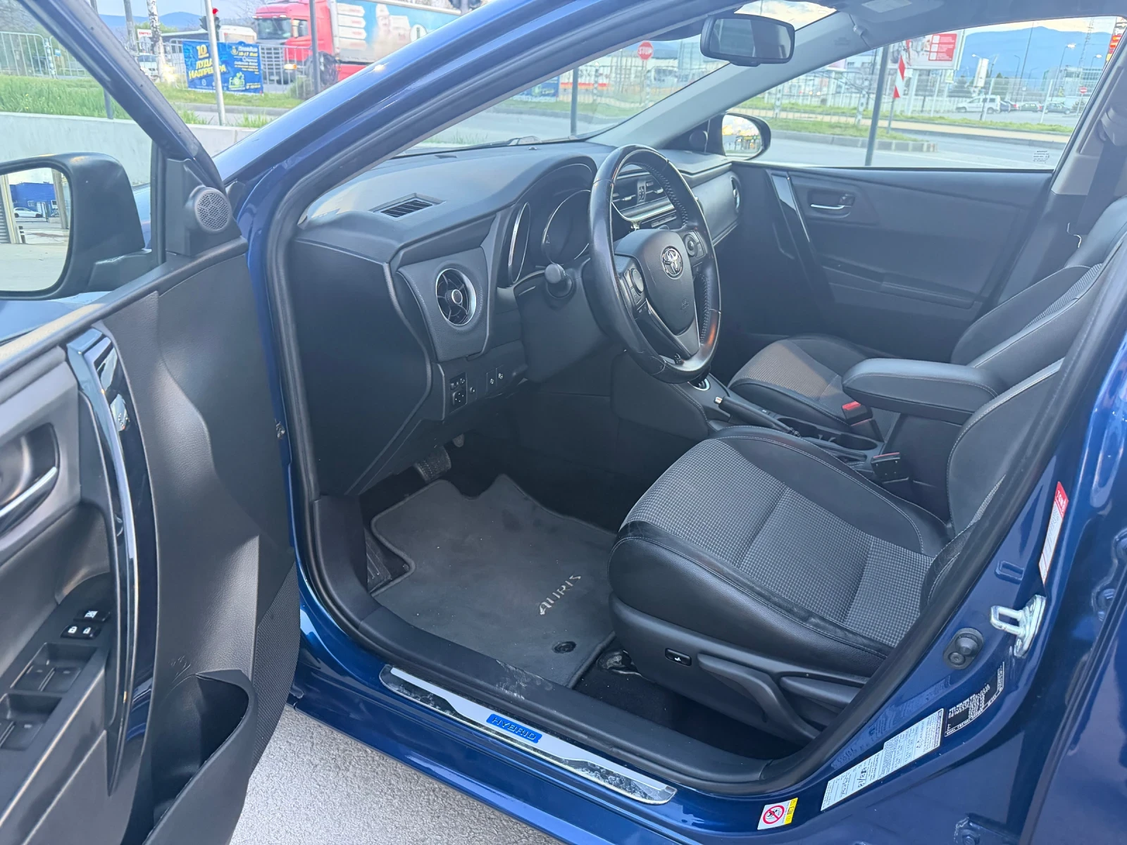 Toyota Auris  1.8 Hybrid Lounge, снимка 6 - Автомобили и джипове - 54151438