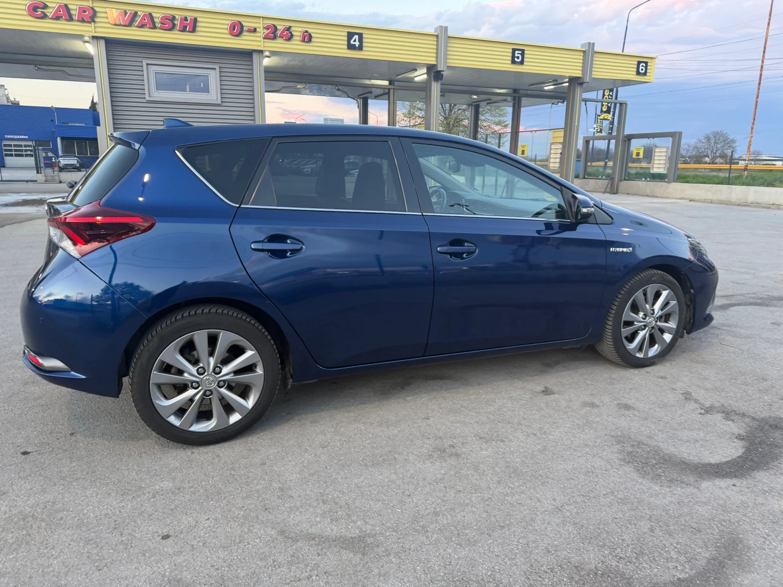 Toyota Auris  1.8 Hybrid Lounge, снимка 2 - Автомобили и джипове - 54151438