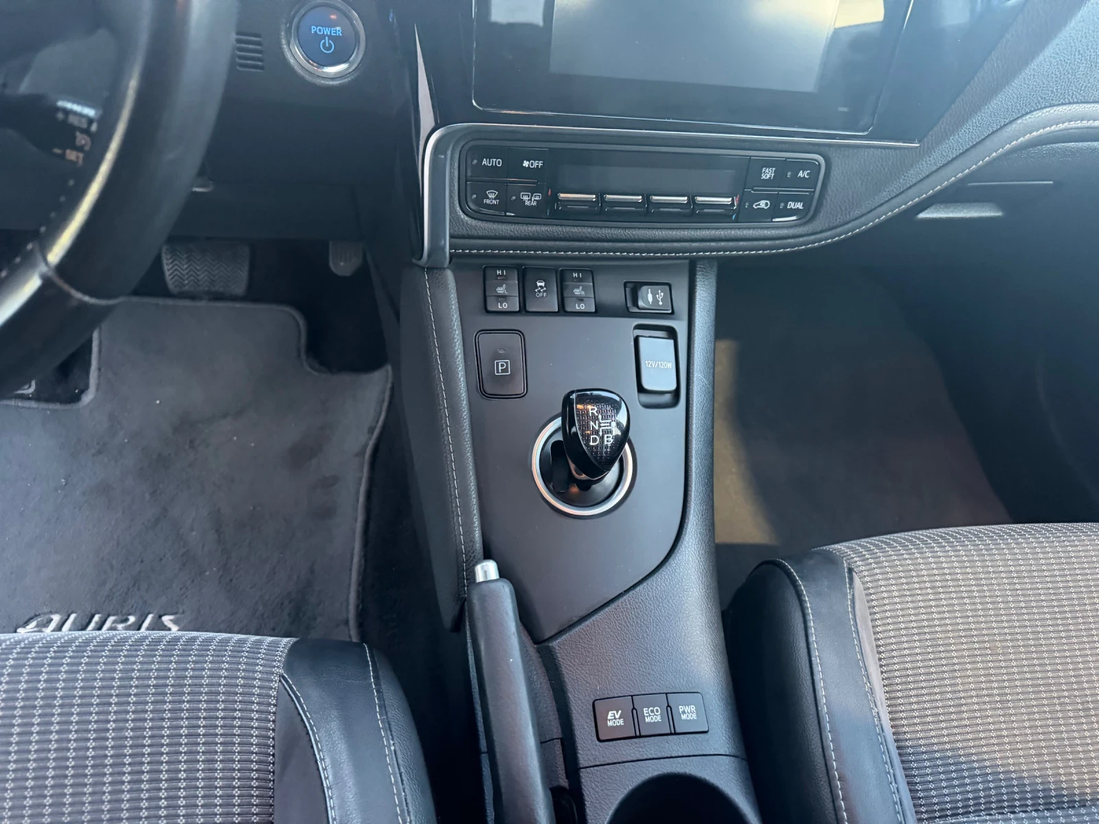 Toyota Auris  1.8 Hybrid Lounge, снимка 8 - Автомобили и джипове - 54151438