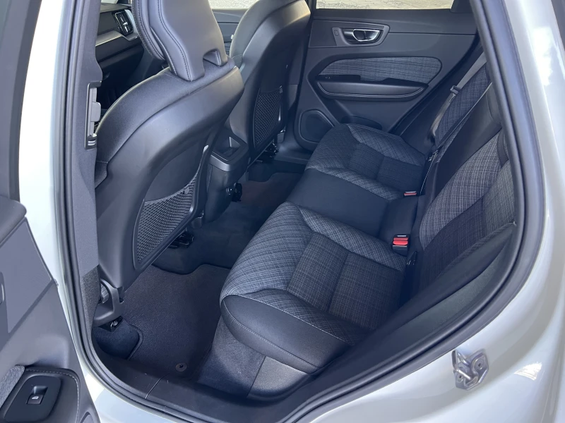 Volvo XC60 MOMENTUM PRO/2.0В4/197К.С./8АТ/ГАРАНЦИЯ, снимка 10 - Автомобили и джипове - 52116753