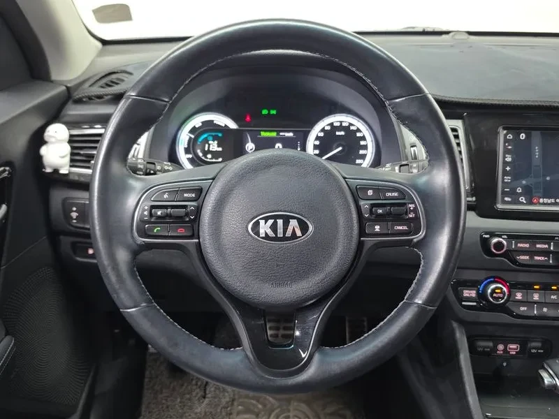 Kia Niro Noblesse, снимка 14 - Автомобили и джипове - 56532474
