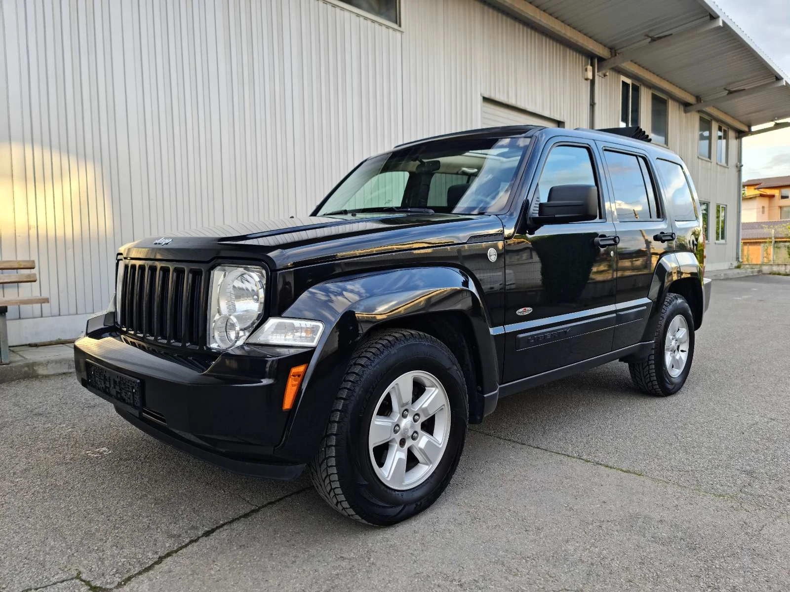 Jeep Cherokee LIBERTY 4WD 3.7 Бензин - изображение 6