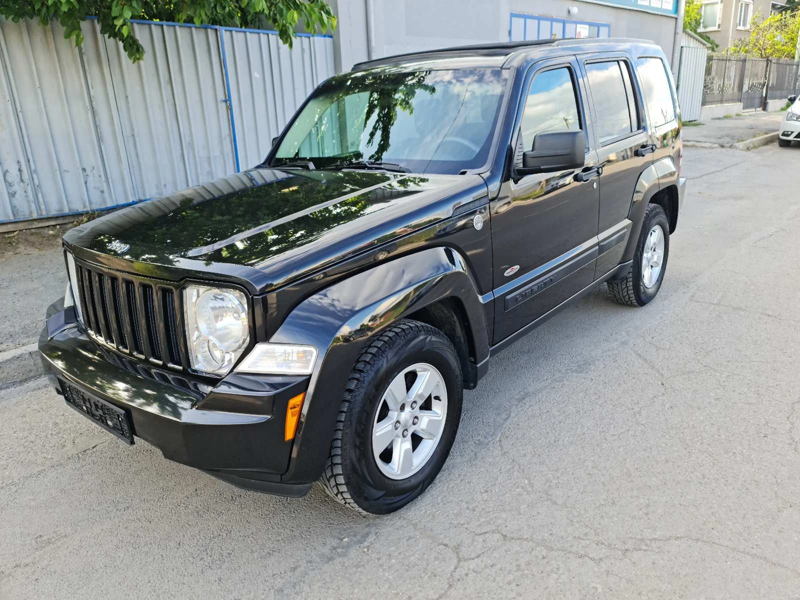 Jeep Cherokee LIBERTY 4WD 3.7 Бензин - [1] 