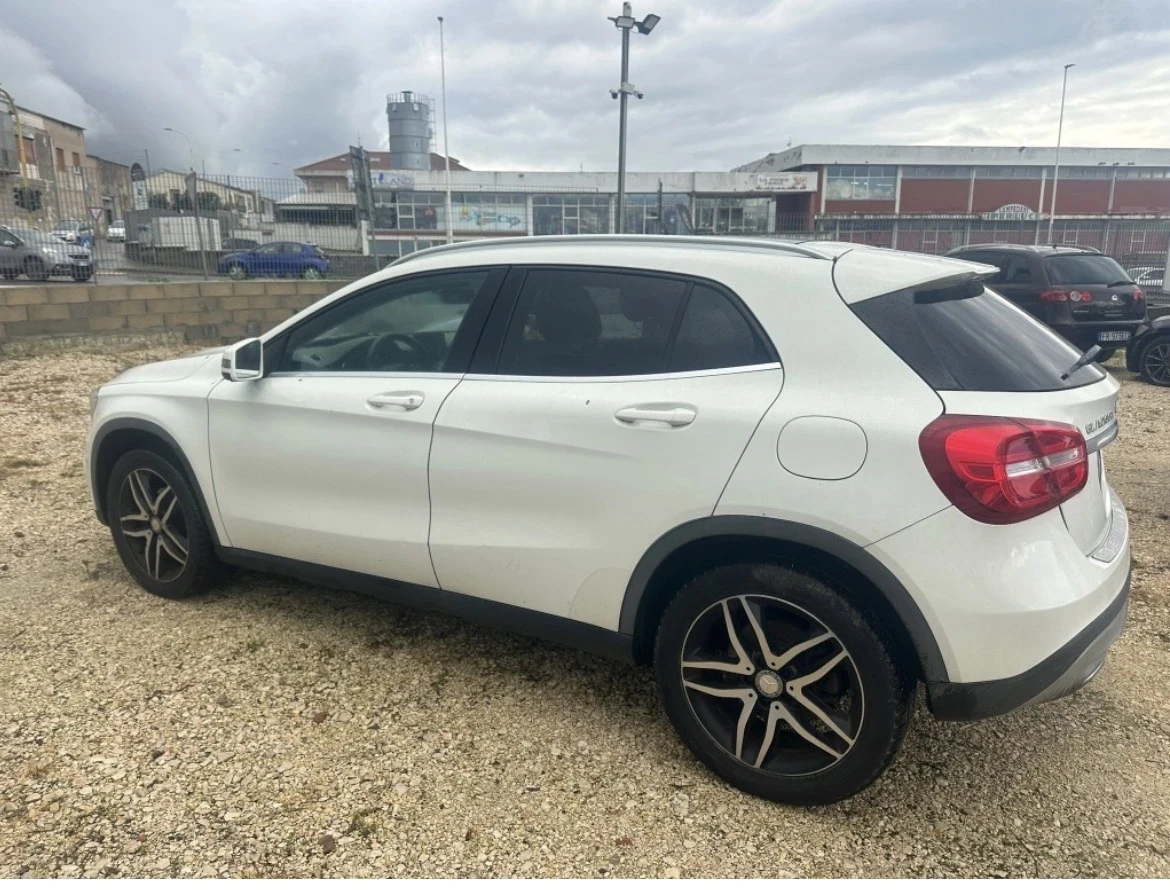 Mercedes-Benz GLA 200 Автомат панорама - изображение 2