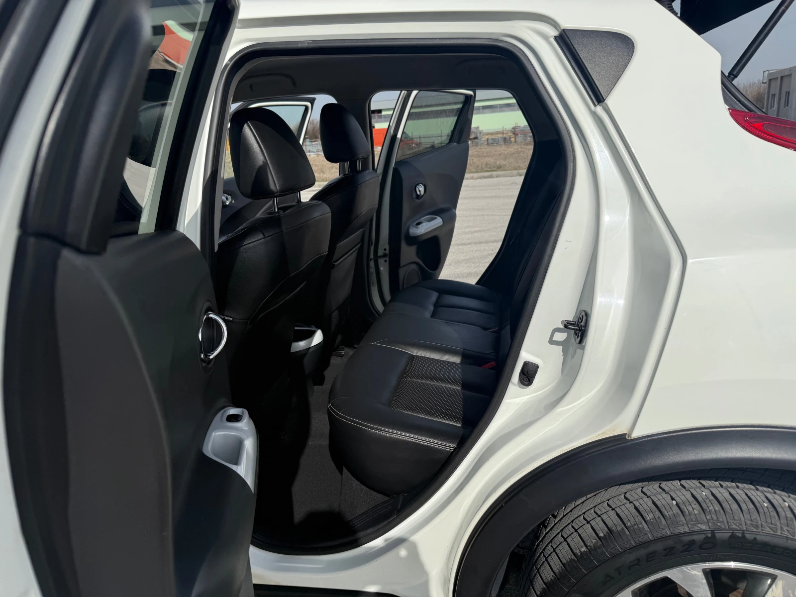 Nissan Juke 1.6i-нави-кожа-обслужен, снимка 11 - Автомобили и джипове - 54218568