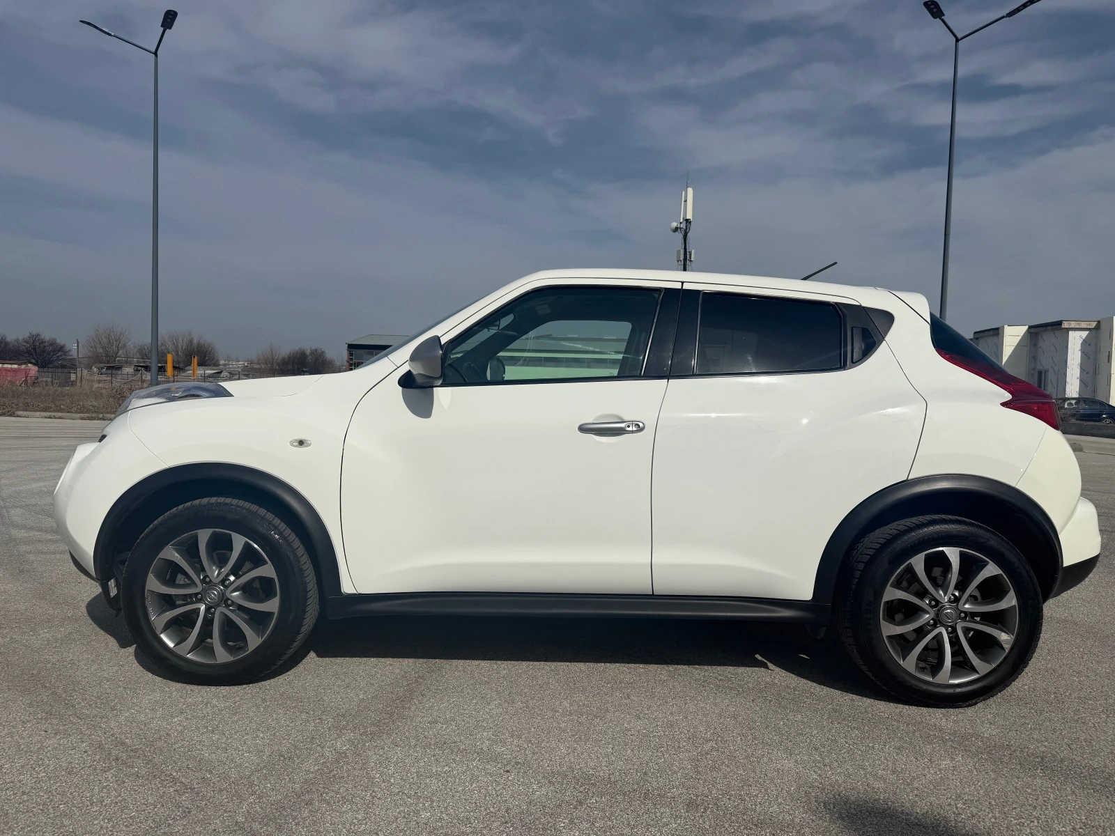 Nissan Juke 1.6i-нави-кожа-обслужен, снимка 4 - Автомобили и джипове - 54218568