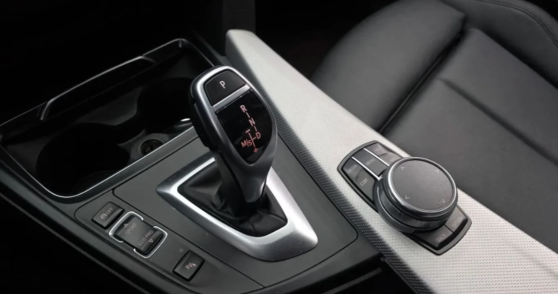 BMW 320  M Sport, снимка 9 - Автомобили и джипове - 54468670