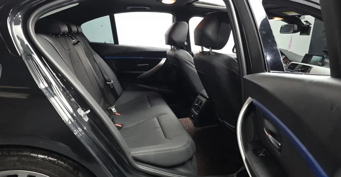 BMW 320  M Sport, снимка 12 - Автомобили и джипове - 54468670