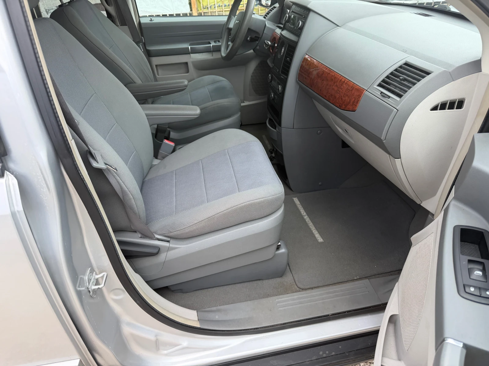 Chrysler Gr.voyager 2, 8 CRDI, снимка 9 - Автомобили и джипове - 54571784