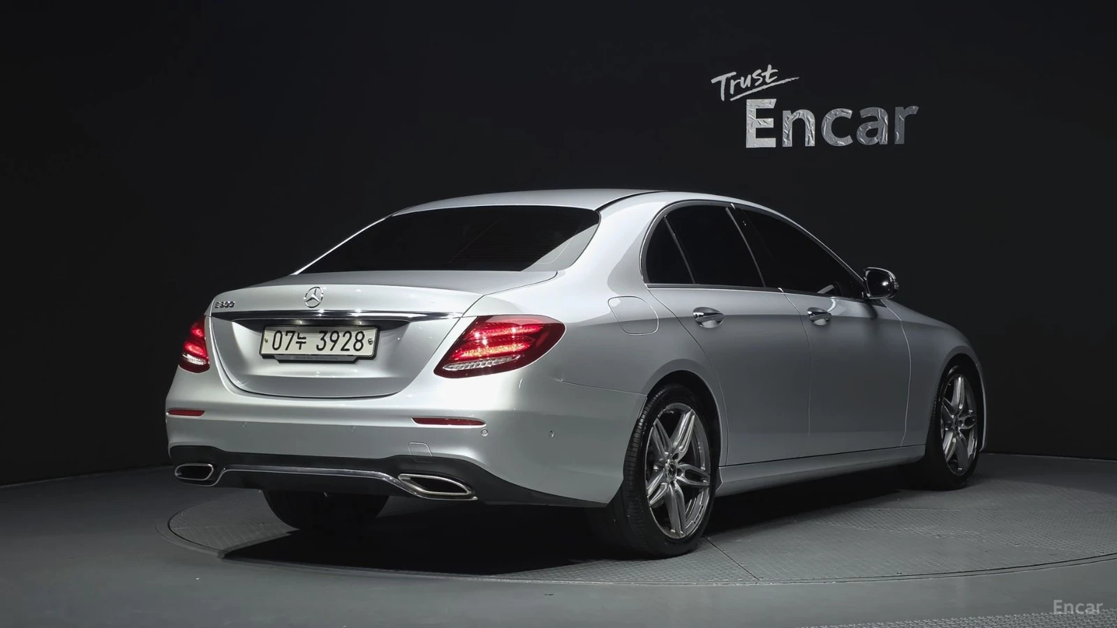 Mercedes-Benz E 300 AMG* HUD* КОЖА* ОБДУХВ* НАВИ* АВТОКРЕДИТ, снимка 2 - Автомобили и джипове - 55664226