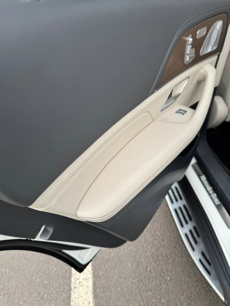 Mercedes-Benz GLS580 Готов Лизинг 4MATIC Луксозен SUV от най-висок кла, снимка 12 - Автомобили и джипове - 53467455