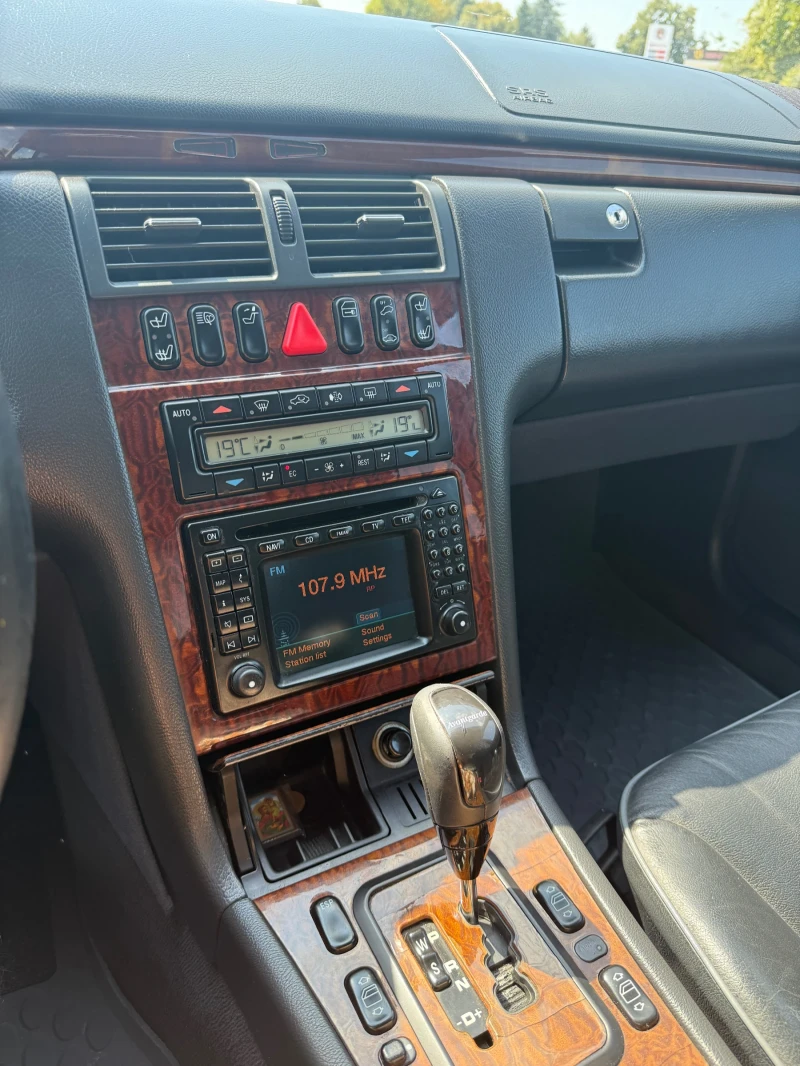 Mercedes-Benz E 320, снимка 8 - Автомобили и джипове - 53295618