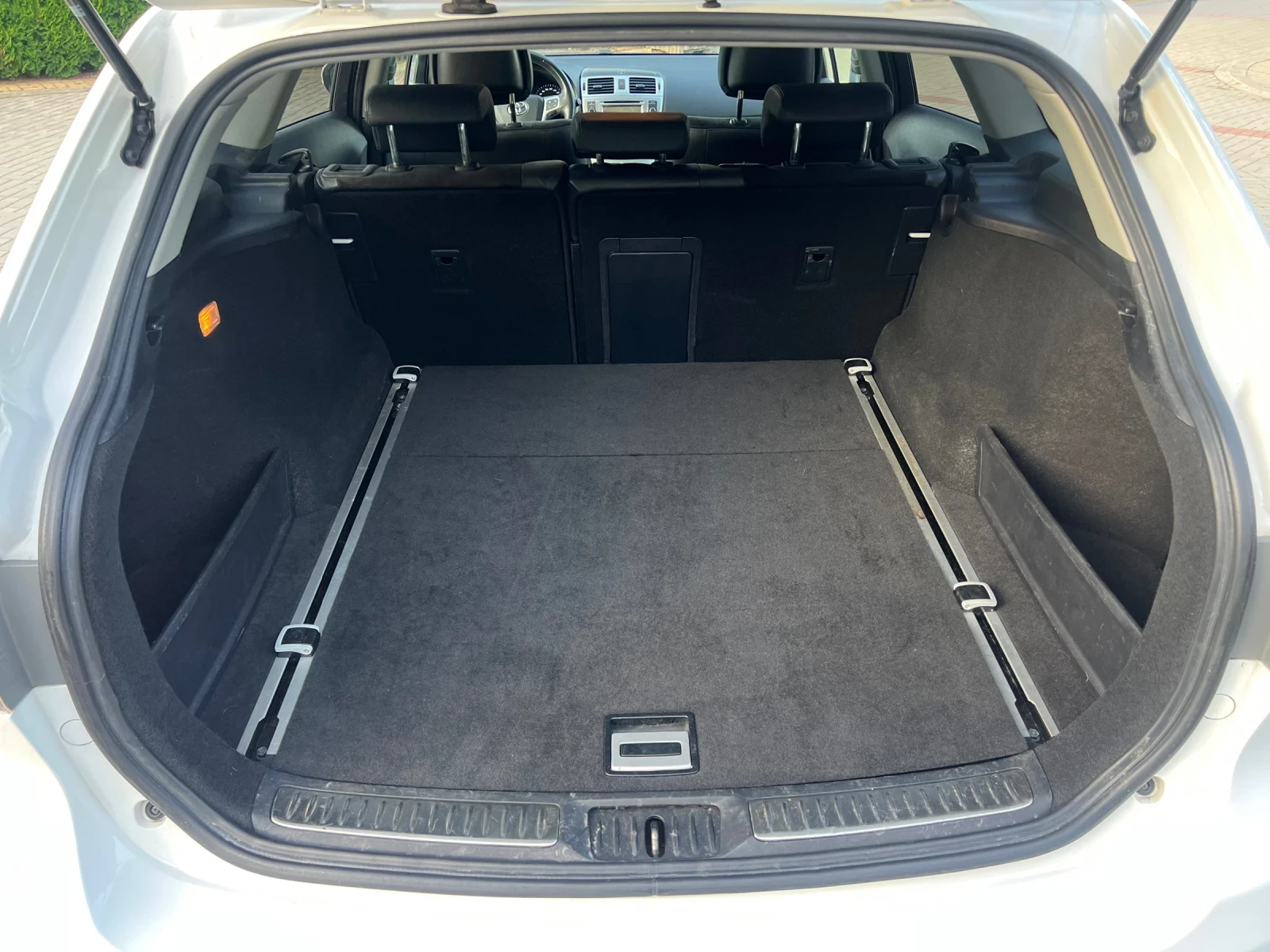 Toyota Avensis 2.0D-4D* Фейслифт* Кожа* Алкантара* Нави* Камера* , снимка 16 - Автомобили и джипове - 55426788