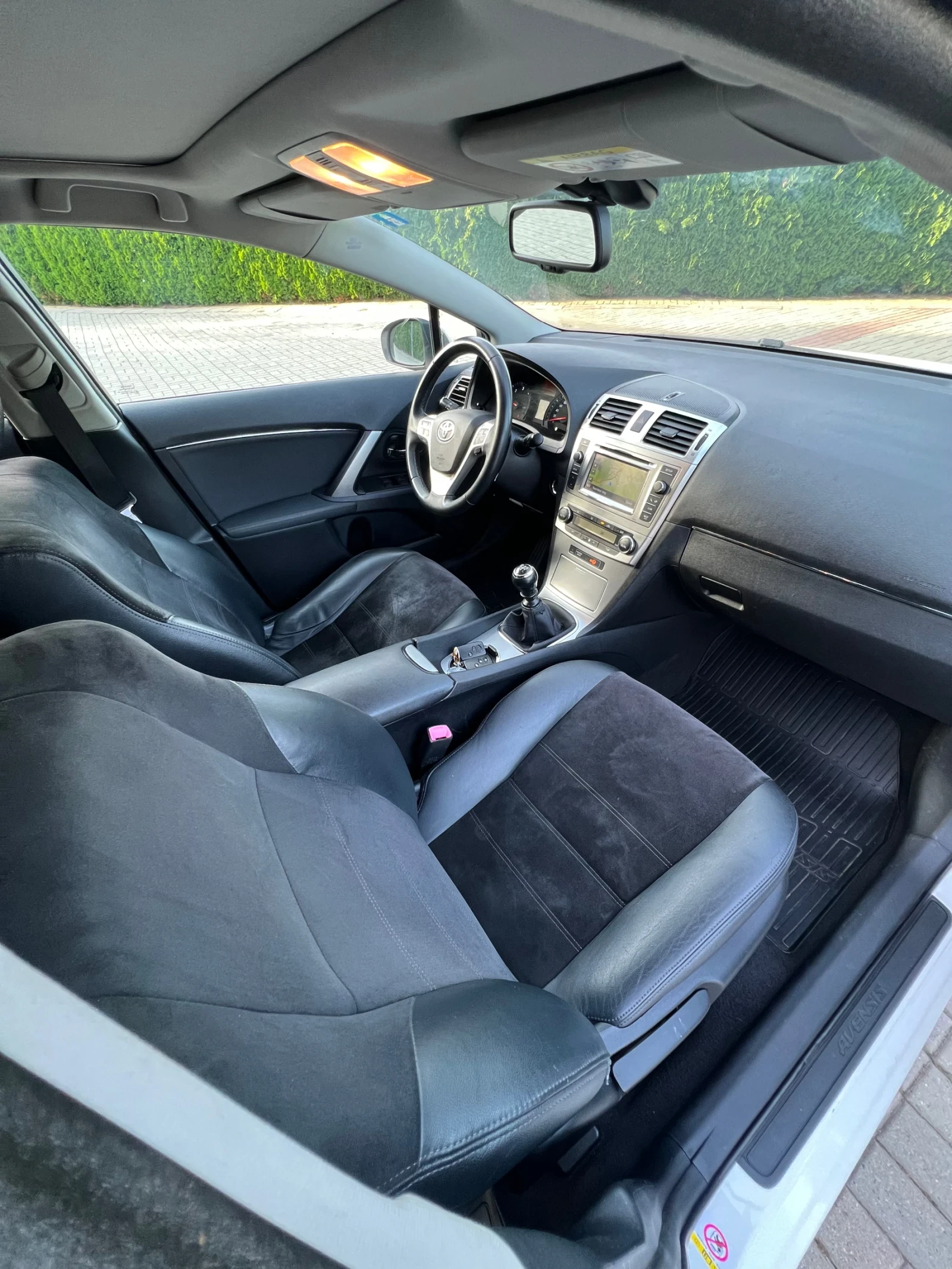 Toyota Avensis 2.0D-4D* Фейслифт* Кожа* Алкантара* Нави* Камера* , снимка 13 - Автомобили и джипове - 55426788