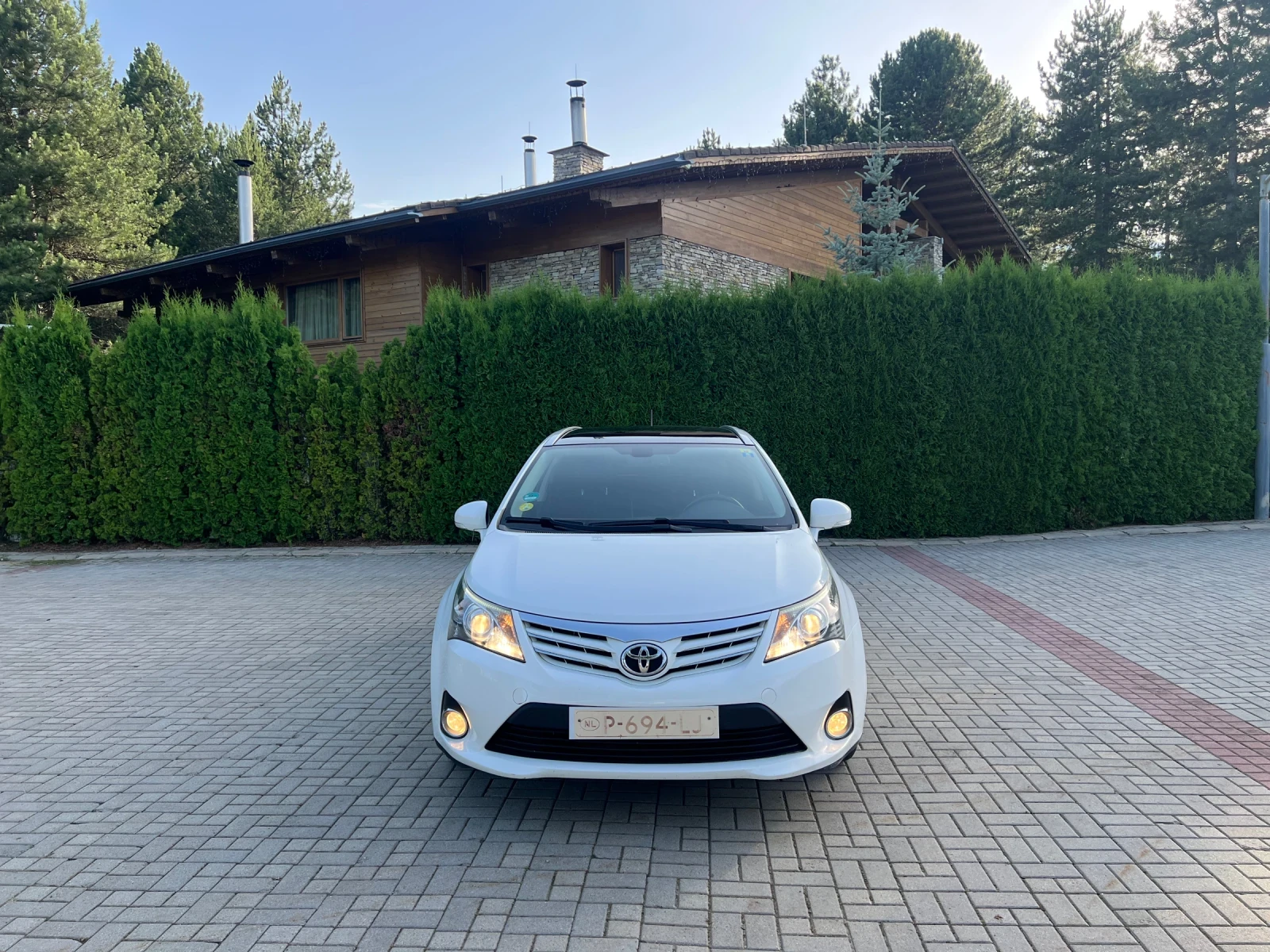 Toyota Avensis 2.0D-4D* Фейслифт* Кожа* Алкантара* Нави* Камера* , снимка 2 - Автомобили и джипове - 55426788