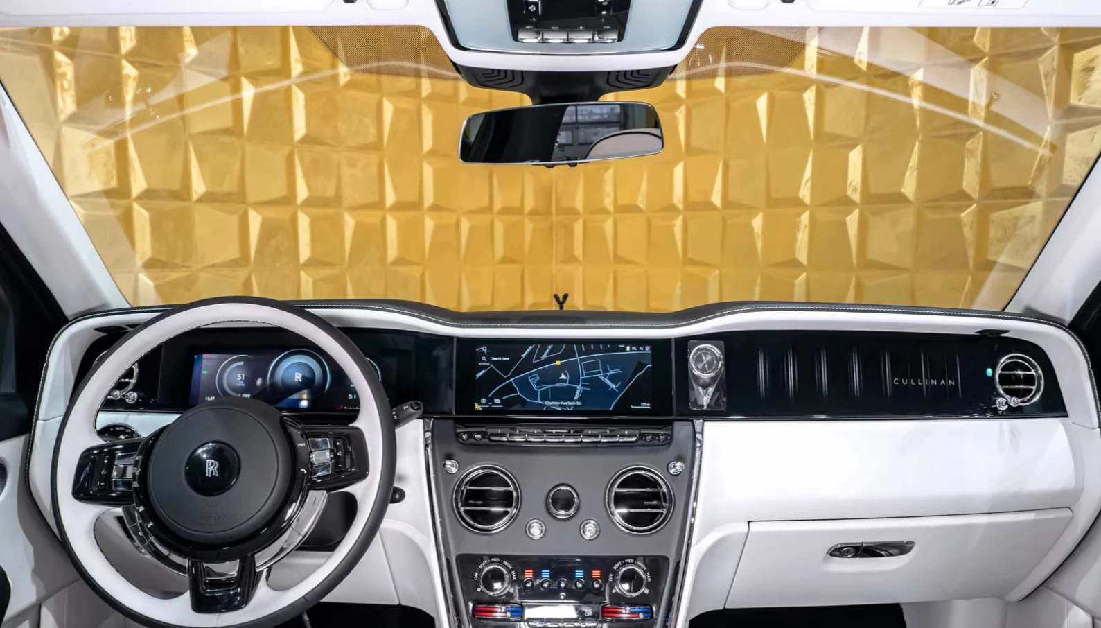 Rolls-Royce Cullinan SERIES II / FACELIFT / NOVITEC / STARLIGHT /, снимка 13 - Автомобили и джипове - 54302522