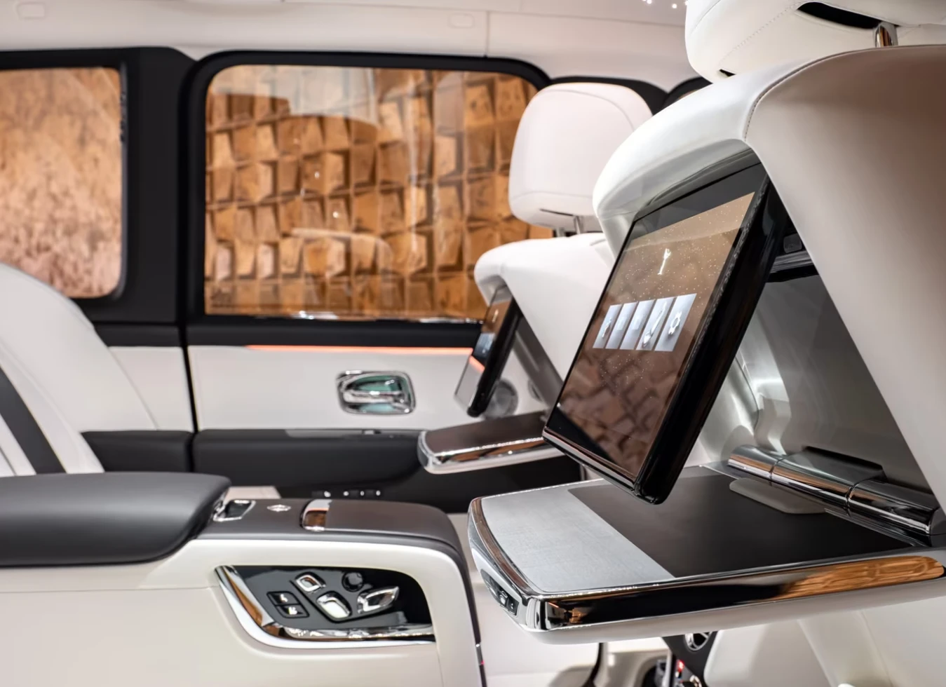 Rolls-Royce Cullinan SERIES II / FACELIFT / NOVITEC / STARLIGHT /, снимка 15 - Автомобили и джипове - 54302522