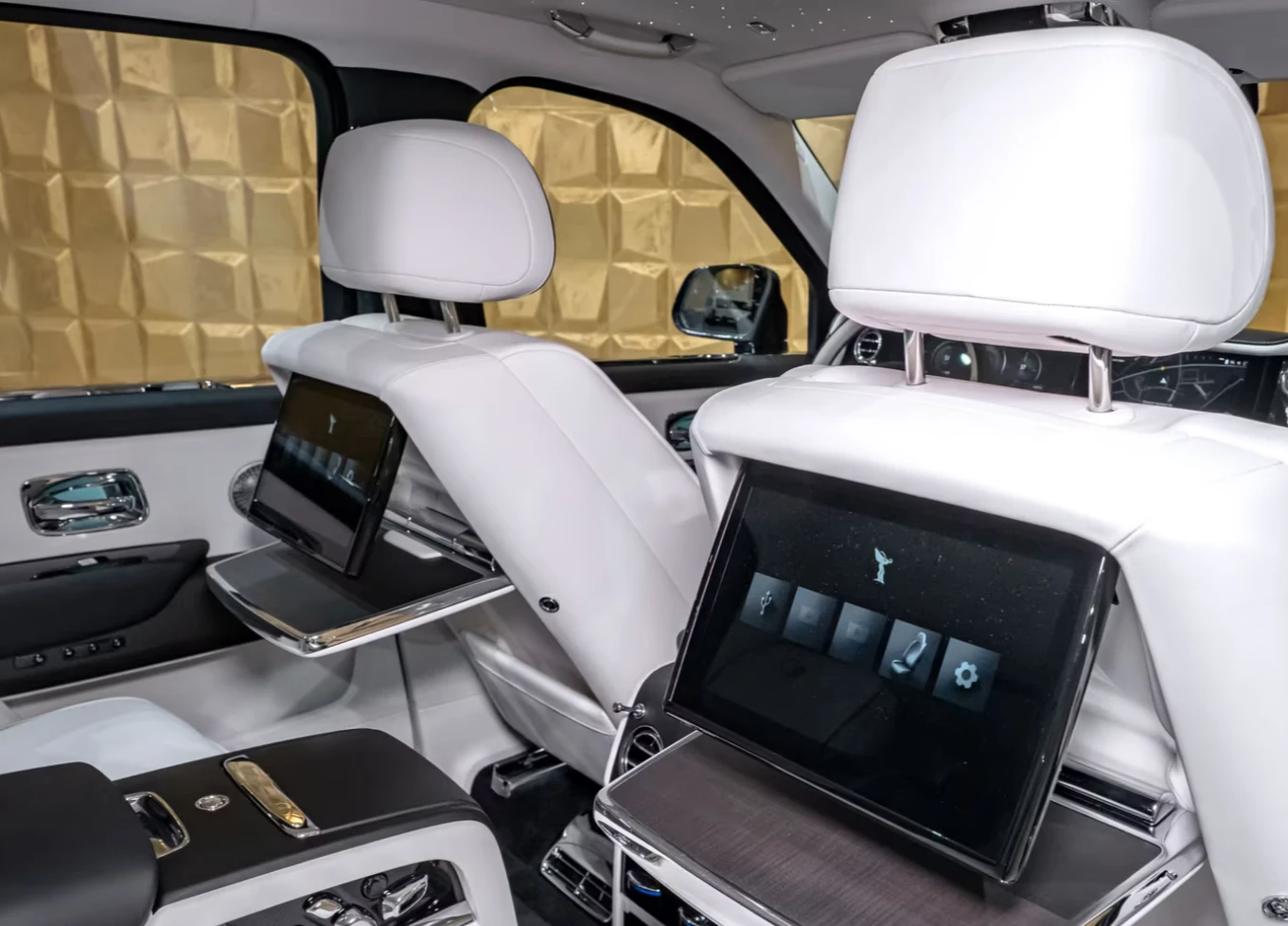 Rolls-Royce Cullinan SERIES II / FACELIFT / NOVITEC / STARLIGHT /, снимка 16 - Автомобили и джипове - 54302522