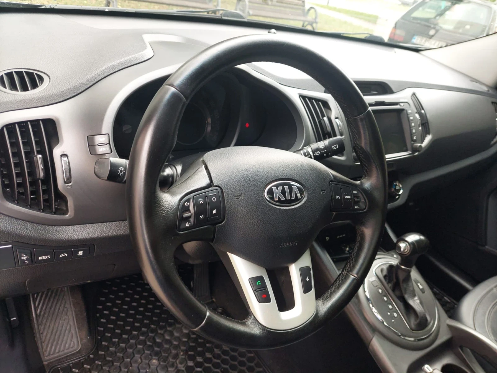 Kia Sportage 2.0 AUTOMAT FULL ТОП, снимка 8 - Автомобили и джипове - 55268629