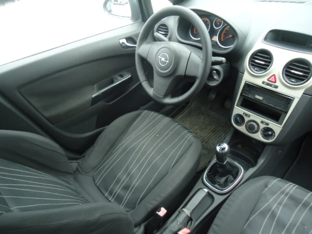 Opel Corsa 1.2 80kc, снимка 7 - Автомобили и джипове - 49111418