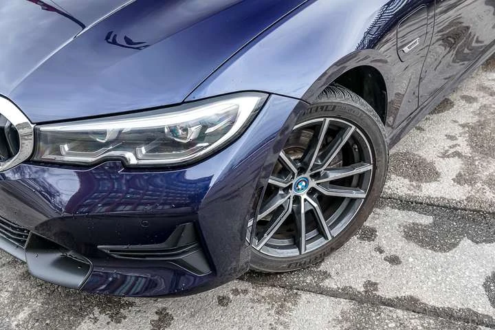 BMW 330 PLUG IN HYBRID | NAVI | CAM | ROOF | CLEAN CARFAX, снимка 3 - Автомобили и джипове - 53779822