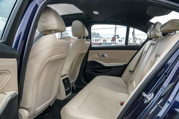 BMW 330 PLUG IN HYBRID | NAVI | CAM | ROOF | CLEAN CARFAX, снимка 12 - Автомобили и джипове - 53779822