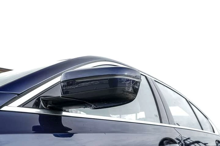 BMW 330 PLUG IN HYBRID | NAVI | CAM | ROOF | CLEAN CARFAX, снимка 4 - Автомобили и джипове - 53779822