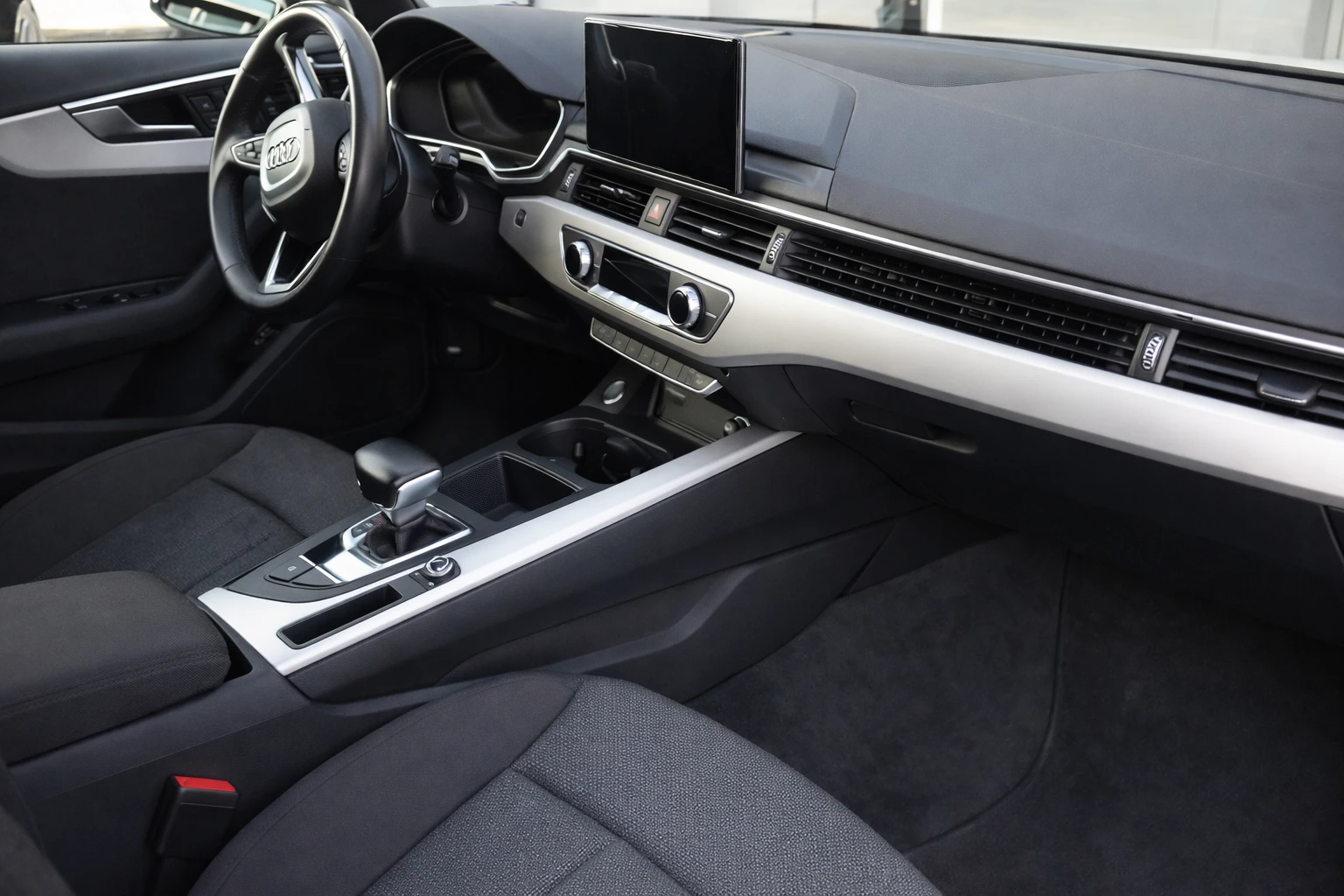 Audi A4  SW 2.0 40 TDI  ADVANCED 7 STRONIC - изображение 4