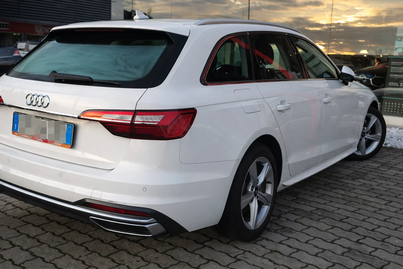 Audi A4  SW 2.0 40 TDI  ADVANCED 7 STRONIC - изображение 2