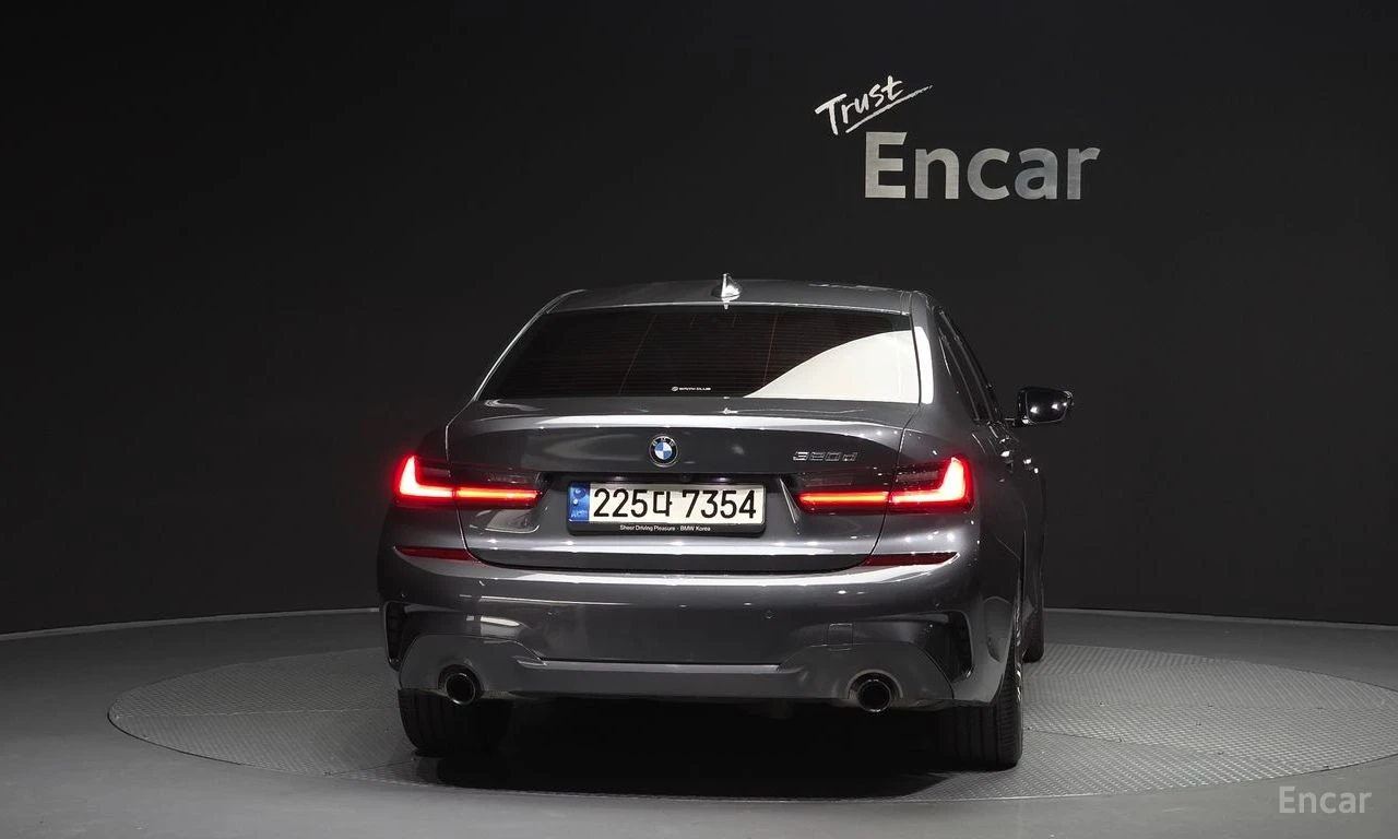 BMW 320 d M Sport* HARMAN KARDON* 360* HEAD-UP* DISTRONIC*, снимка 4 - Автомобили и джипове - 54910038