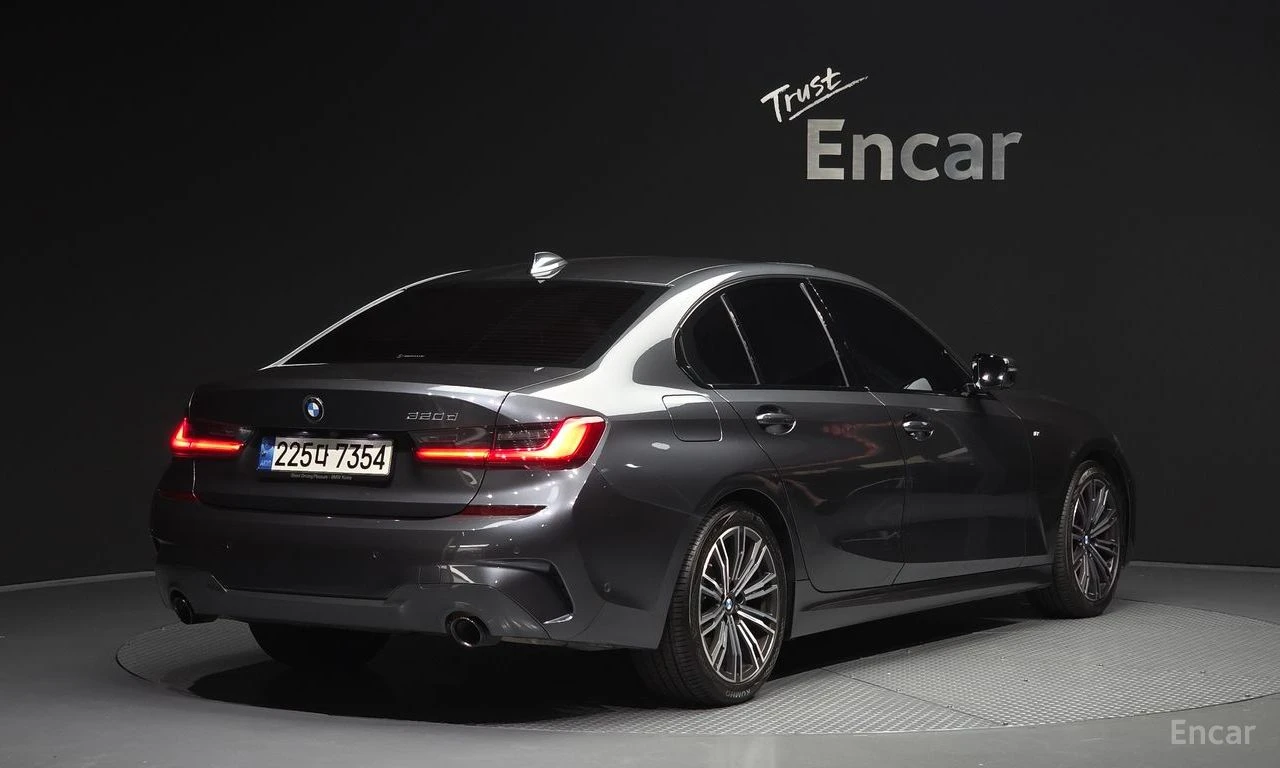 BMW 320 d M Sport* HARMAN KARDON* 360* HEAD-UP* DISTRONIC*, снимка 3 - Автомобили и джипове - 54910038