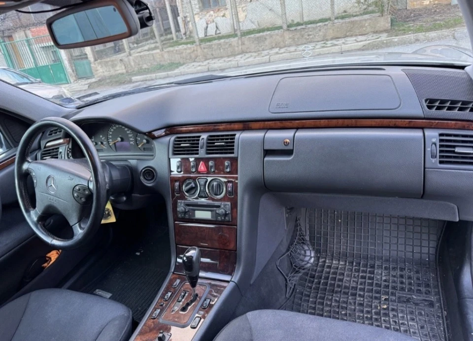 Mercedes-Benz E 270 2.7 CDI, снимка 12 - Автомобили и джипове - 55105658