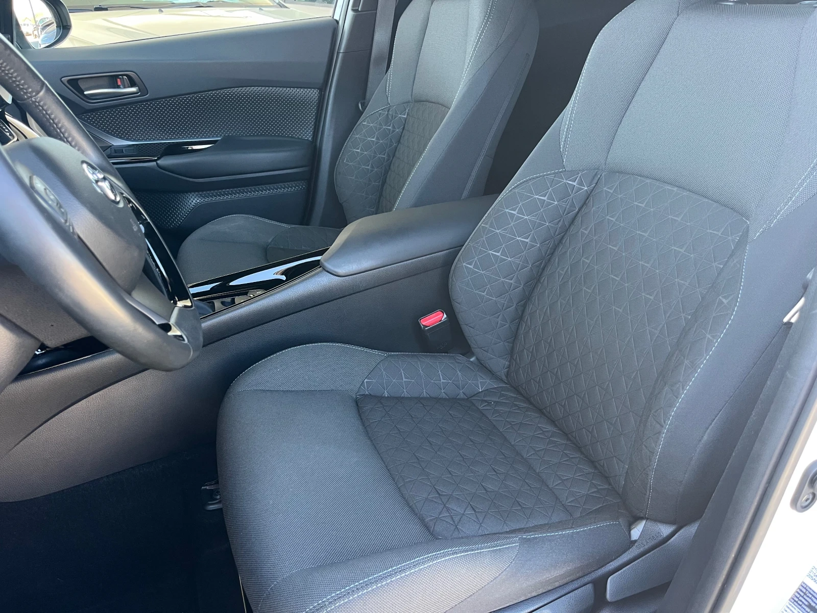 Toyota C-HR 1.8Hybrid / Lounge / Сервиз само в Toyota, снимка 11 - Автомобили и джипове - 55970372