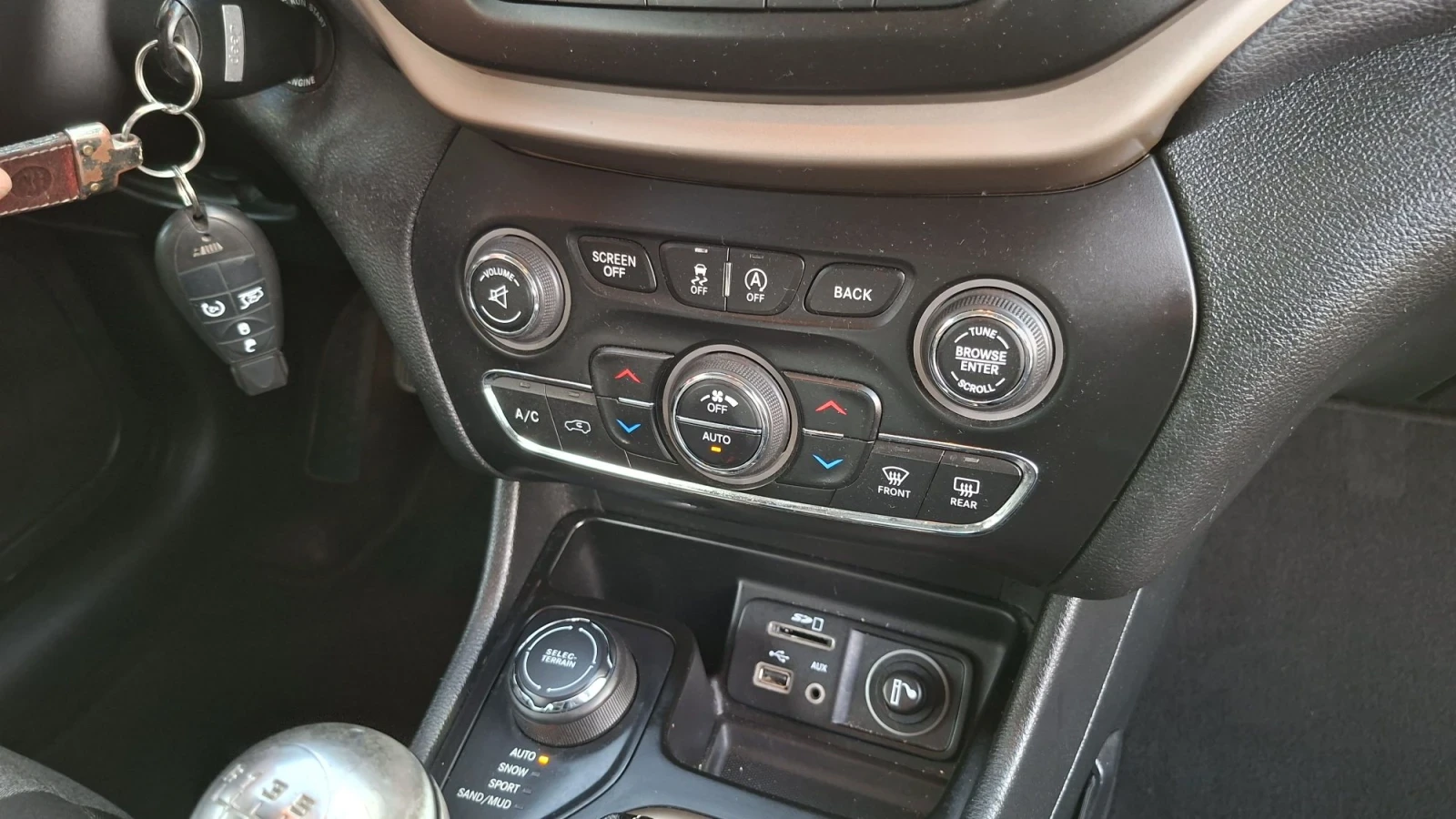 Jeep Cherokee 2.0 JTD 136kc 4x4 6ck, снимка 15 - Автомобили и джипове - 56077474