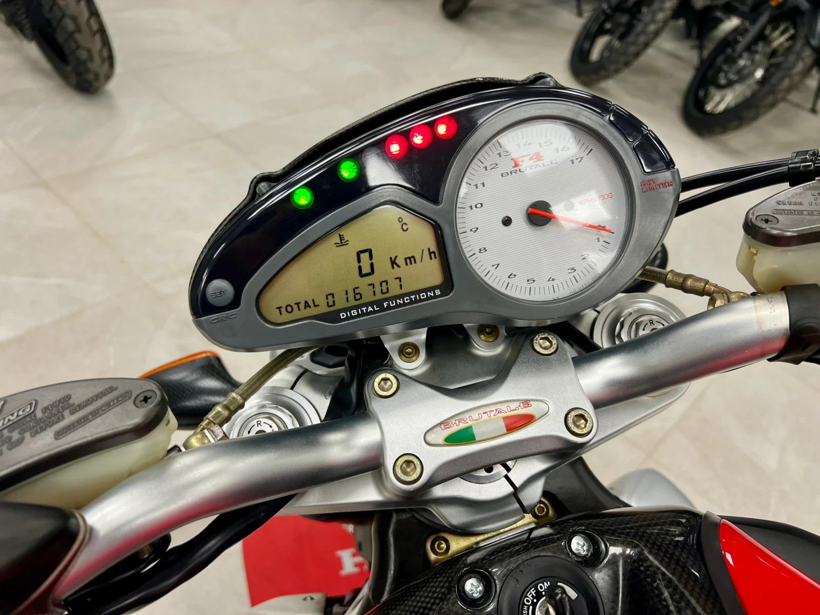 MV Agusta Brutale 750 F4 2003 - изображение 7