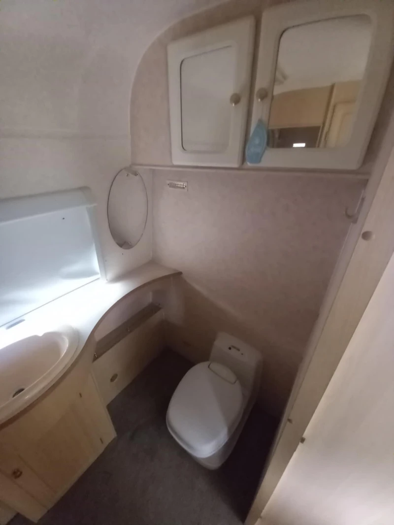 Каравана Fleetwood Colchester, снимка 10 - Каравани и кемпери - 52675654
