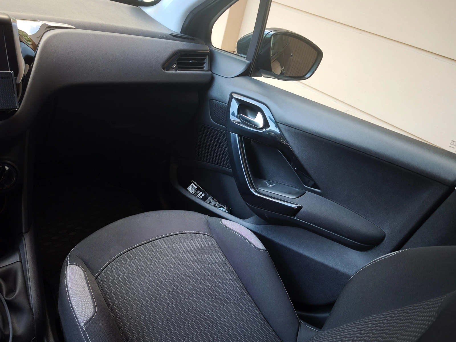 Peugeot 208 Pure Tech, снимка 8 - Автомобили и джипове - 55015982