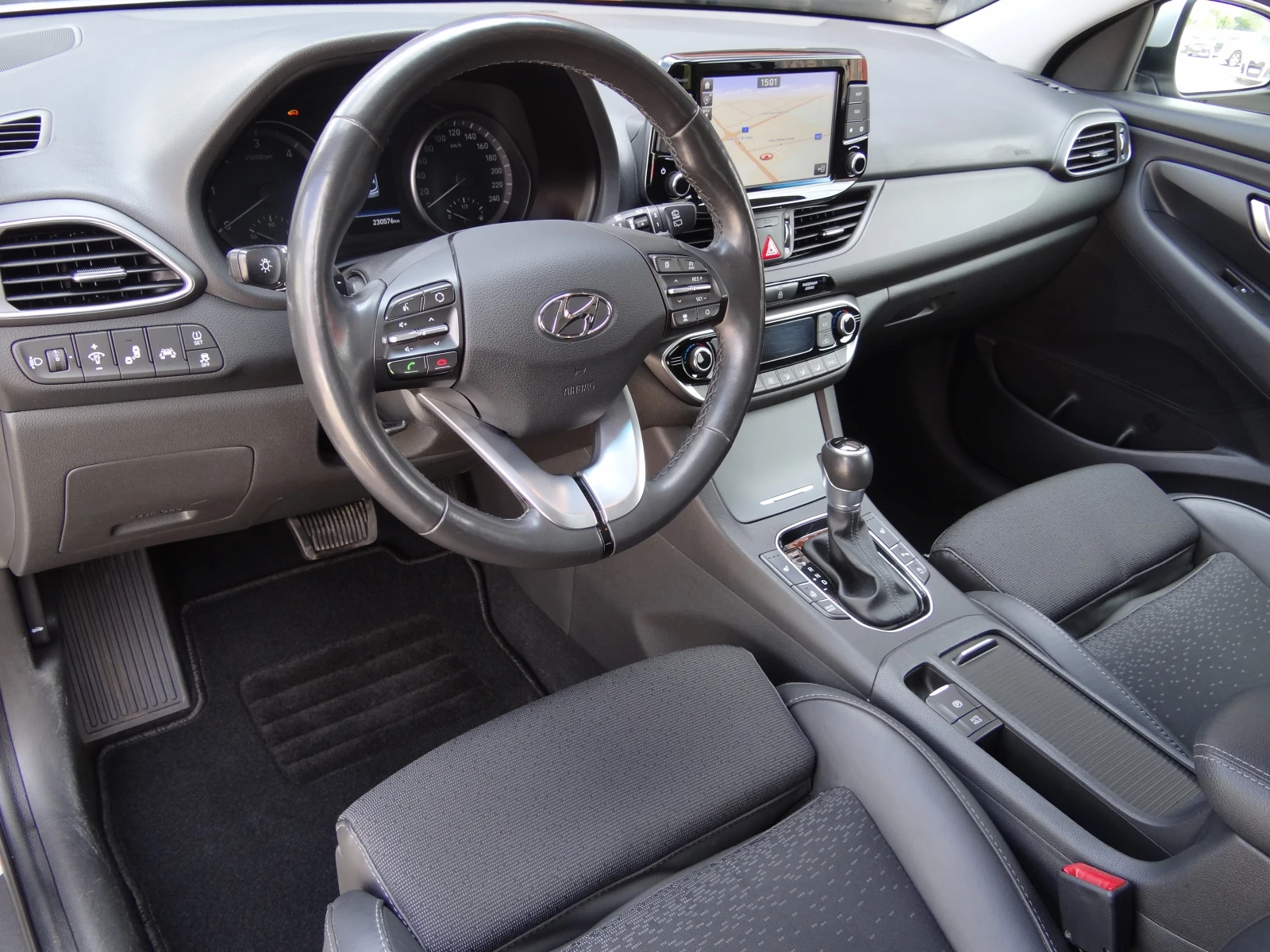 Hyundai I30 1.6crdi-135k.c./Auto/Navi/Koja/Distronic/Led/Evro6, снимка 8 - Автомобили и джипове - 55665708