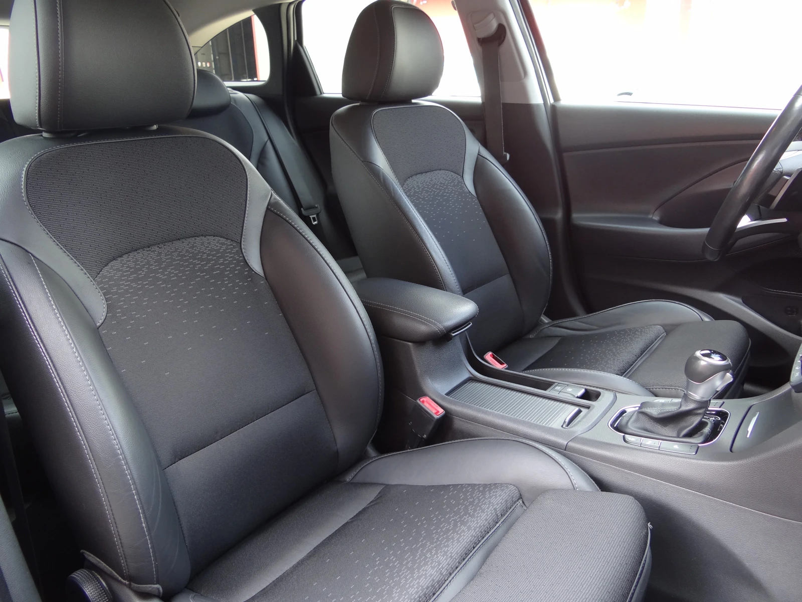 Hyundai I30 1.6crdi-135k.c./Auto/Navi/Koja/Distronic/Led/Evro6, снимка 11 - Автомобили и джипове - 55665708