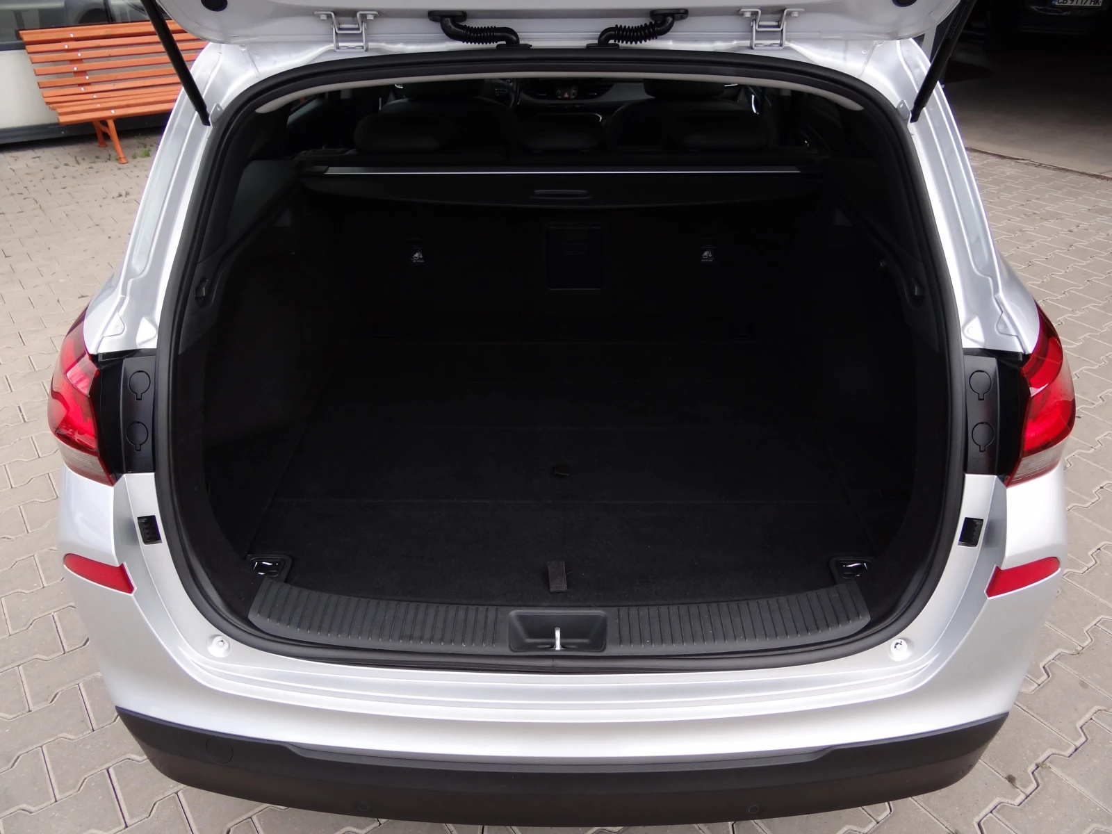 Hyundai I30 1.6crdi-135k.c./Auto/Navi/Koja/Distronic/Led/Evro6, снимка 15 - Автомобили и джипове - 55665708