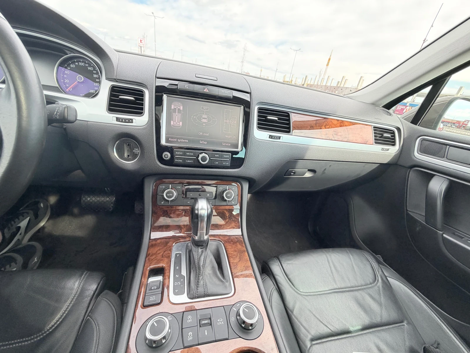 VW Touareg 3.0 TDI/HIGHLINE/PANO/AIR/MEMORY, снимка 8 - Автомобили и джипове - 54141415