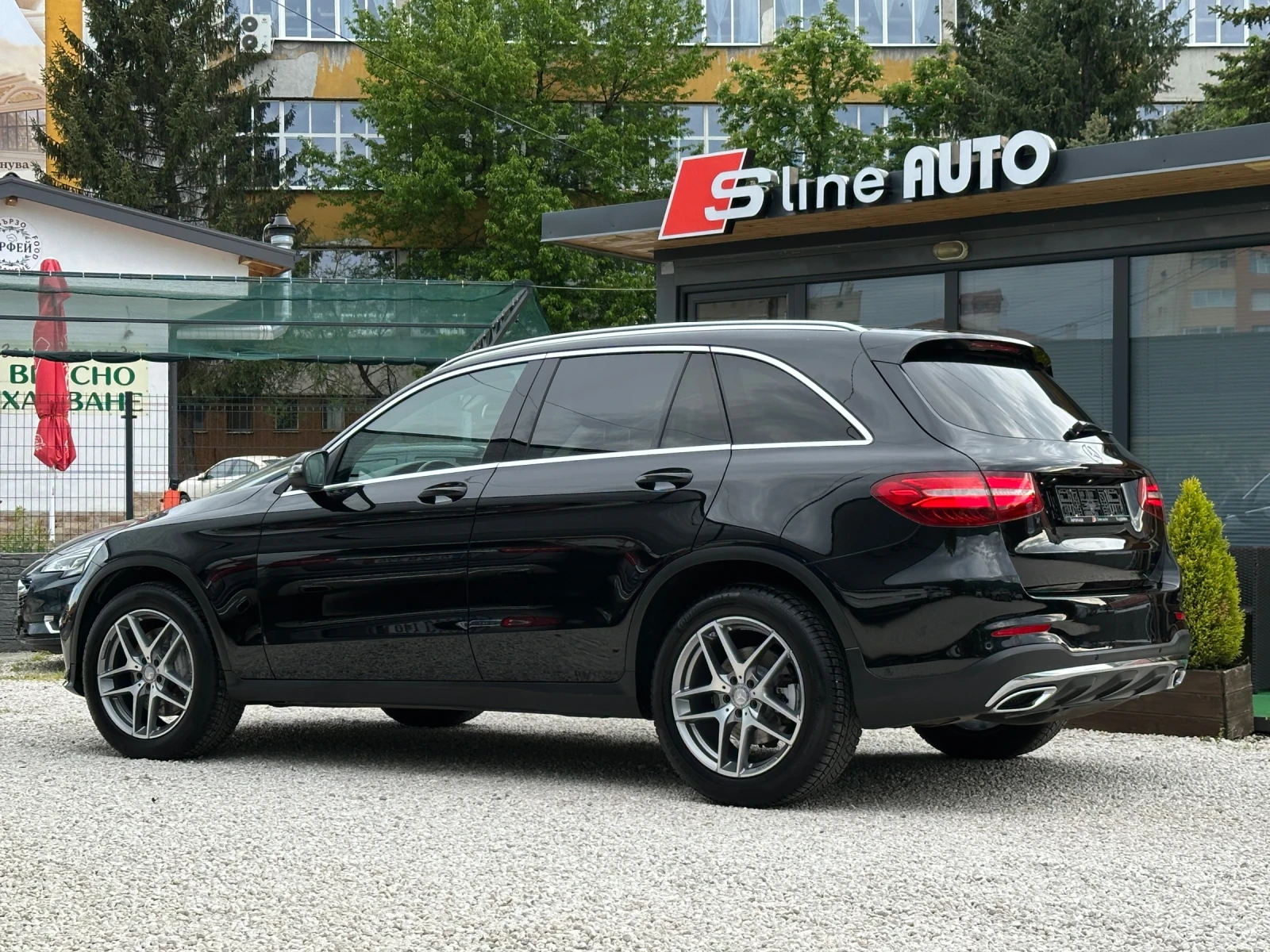 Mercedes-Benz GLC 250 4matic* AMG Line* 360-камера* Панорама* Burmester*, снимка 2 - Автомобили и джипове - 54565432