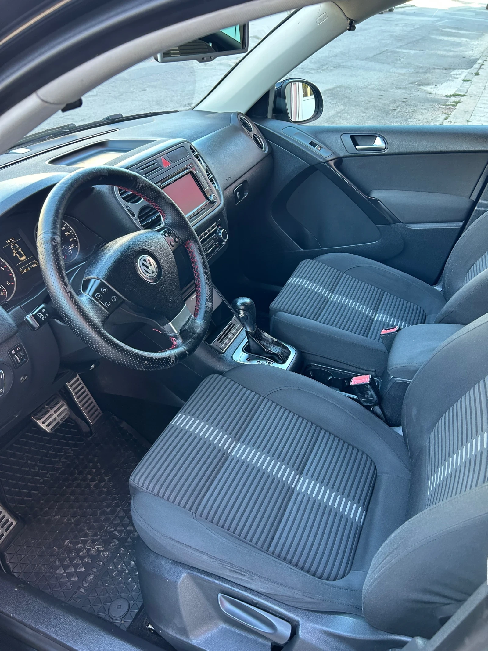 VW Tiguan 2.0tdi, снимка 8 - Автомобили и джипове - 56011381