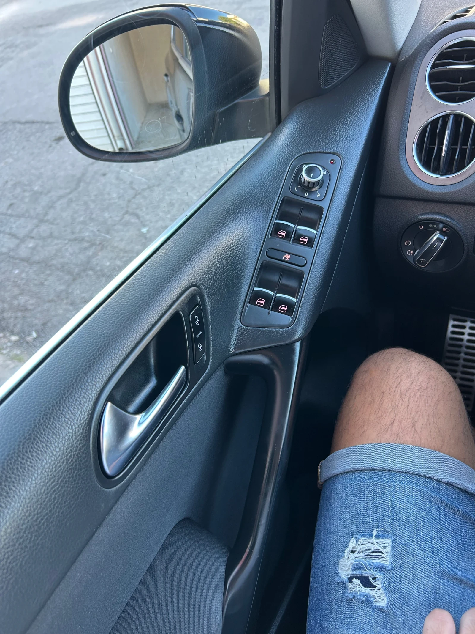 VW Tiguan 2.0tdi, снимка 6 - Автомобили и джипове - 56011381