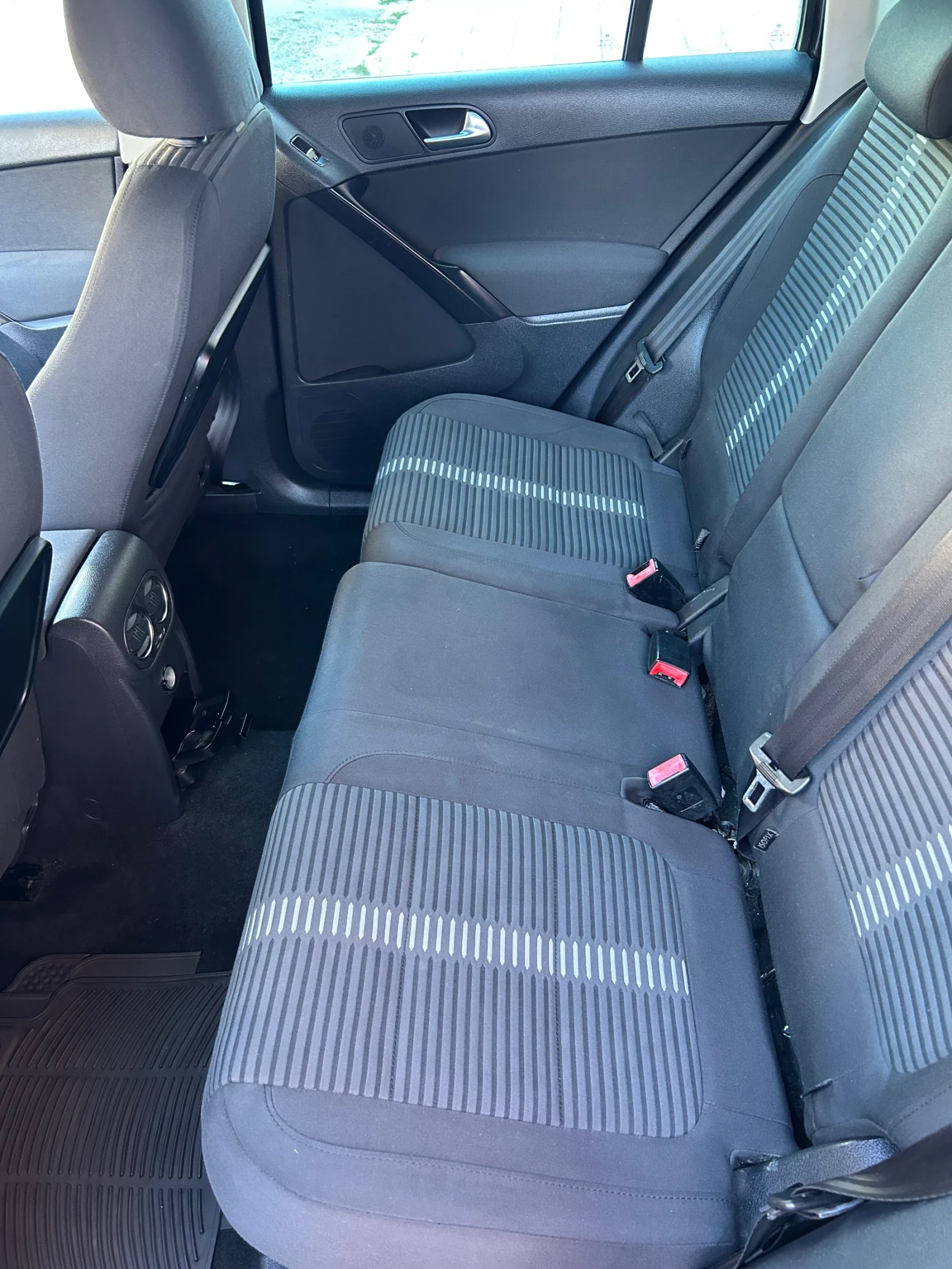 VW Tiguan 2.0tdi, снимка 10 - Автомобили и джипове - 56011381